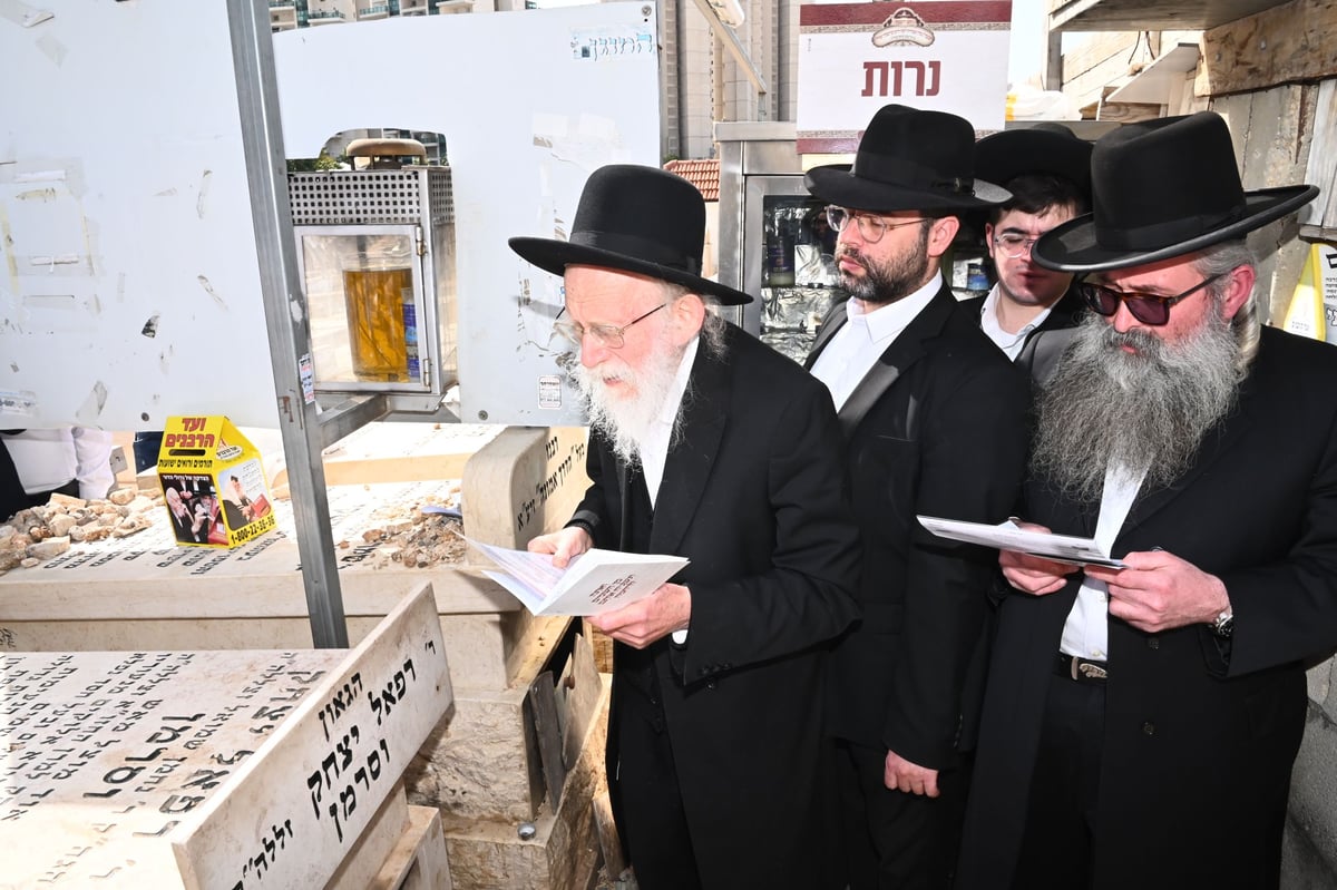 העלייה לקברו של מרן שר התורה הגר"ח קנייבסקי זצוק"ל בבית העלמין בבני ברק