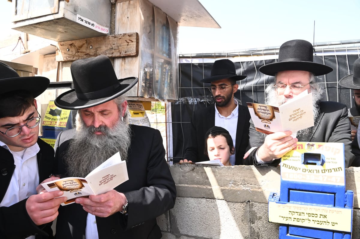 העלייה לקברו של מרן שר התורה הגר"ח קנייבסקי זצוק"ל בבית העלמין בבני ברק