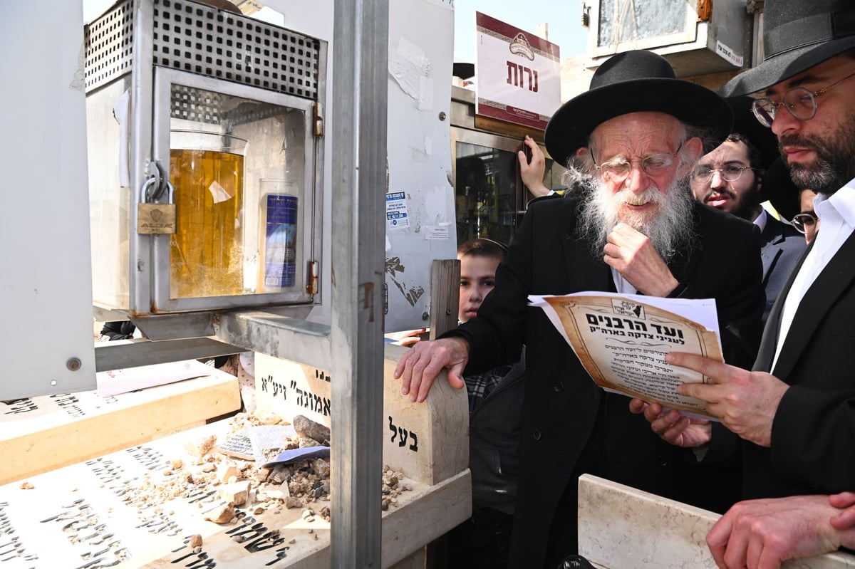 העלייה לקברו של מרן שר התורה הגר"ח קנייבסקי זצוק"ל בבית העלמין בבני ברק