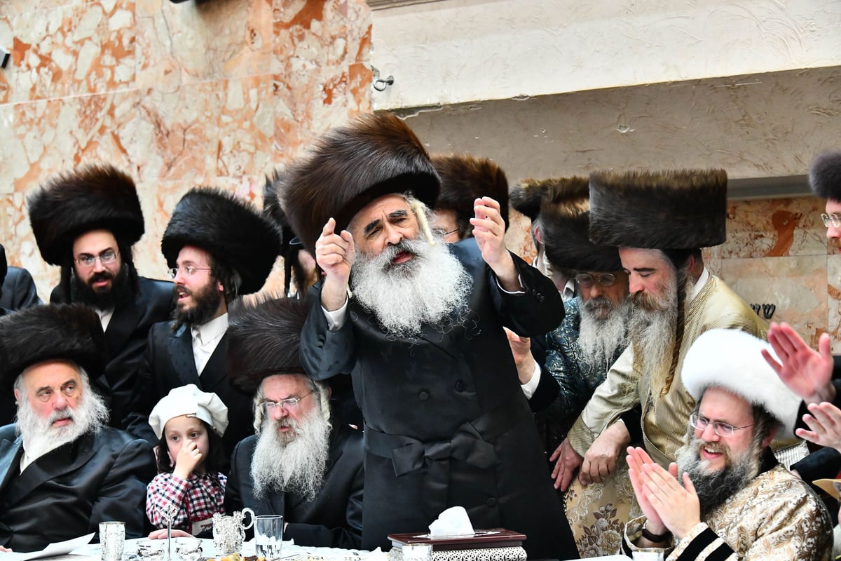 משתה היין בטיש הפורים בחצה"ק דושינסקיא