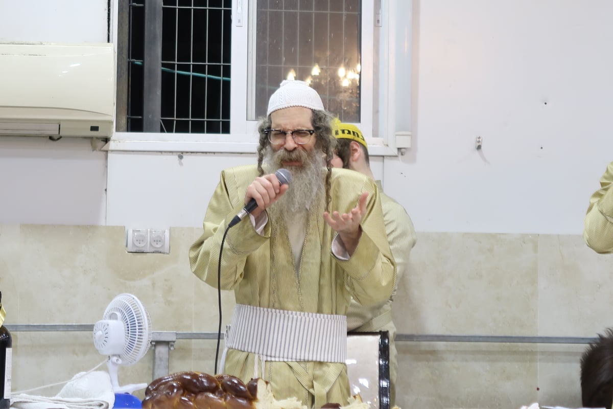 טיש הפורים עם המשפיע הגה"צ רבי נחמן בידרמן