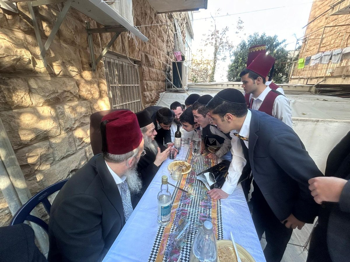 במשתה היין המרכזי בבית בנו בבית וגן בירושלים