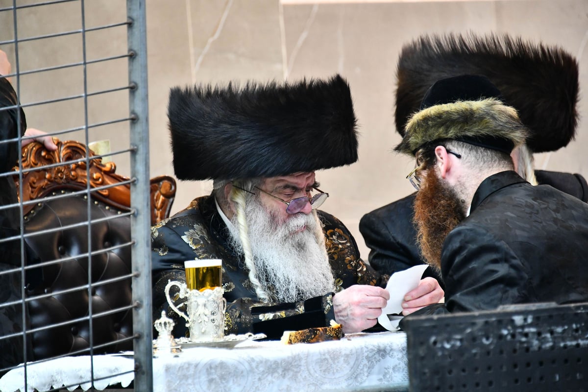 טיש פורים בחצה"ק קרעטשניף ירושלים