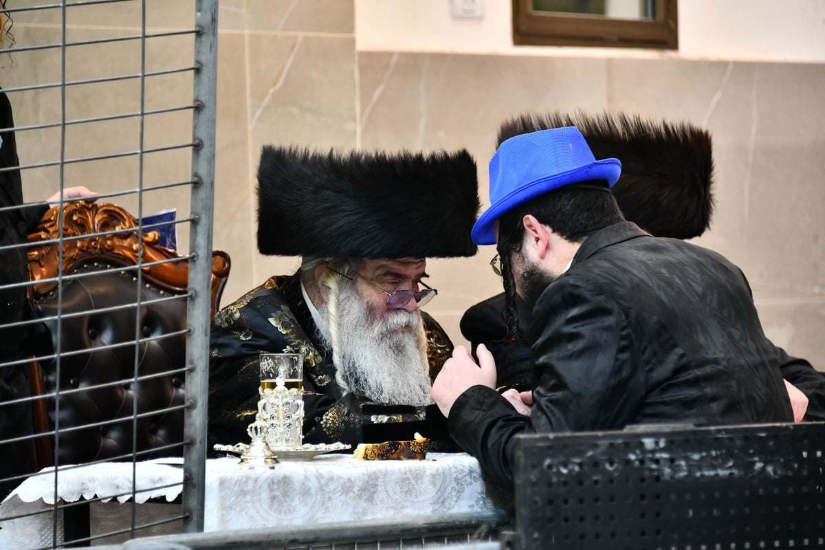 טיש פורים בחצה"ק קרעטשניף ירושלים