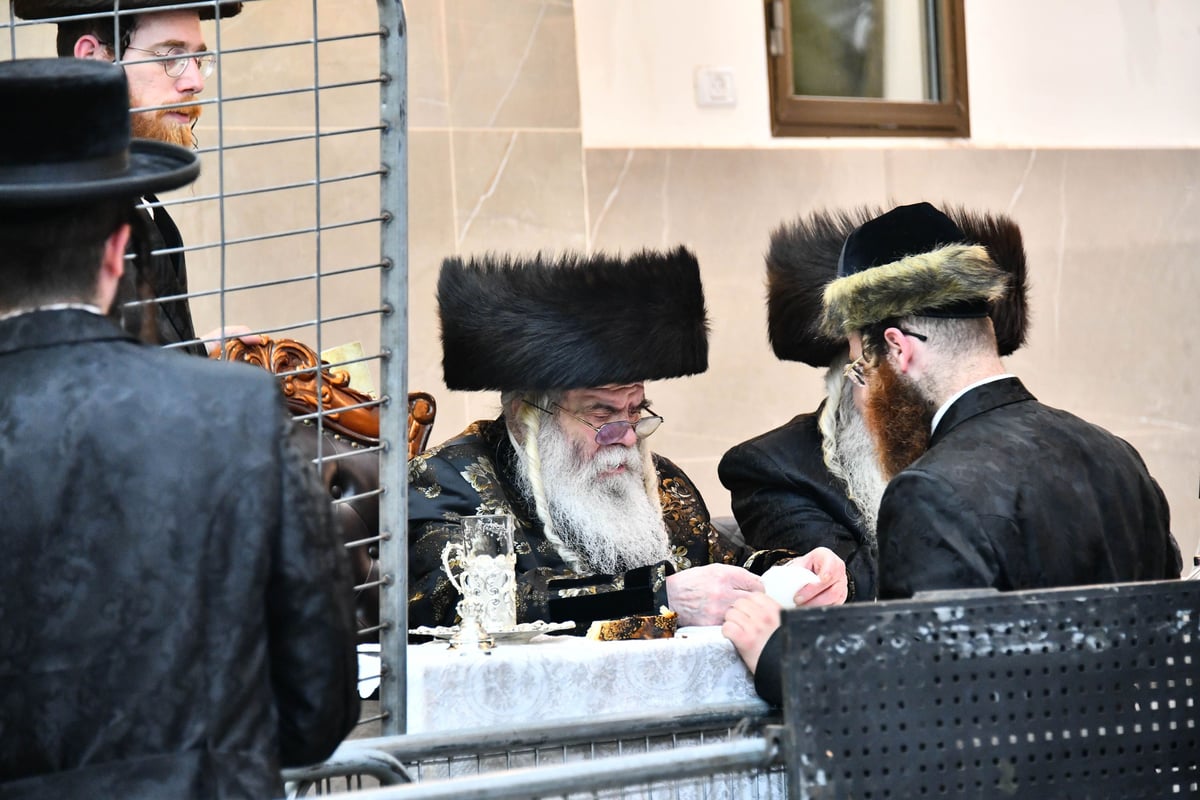 טיש פורים בחצה"ק קרעטשניף ירושלים