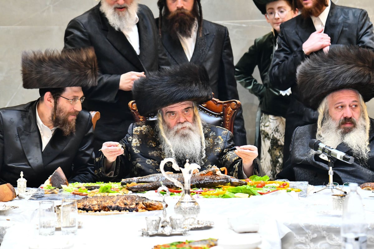 טיש פורים בחצה"ק קרעטשניף ירושלים