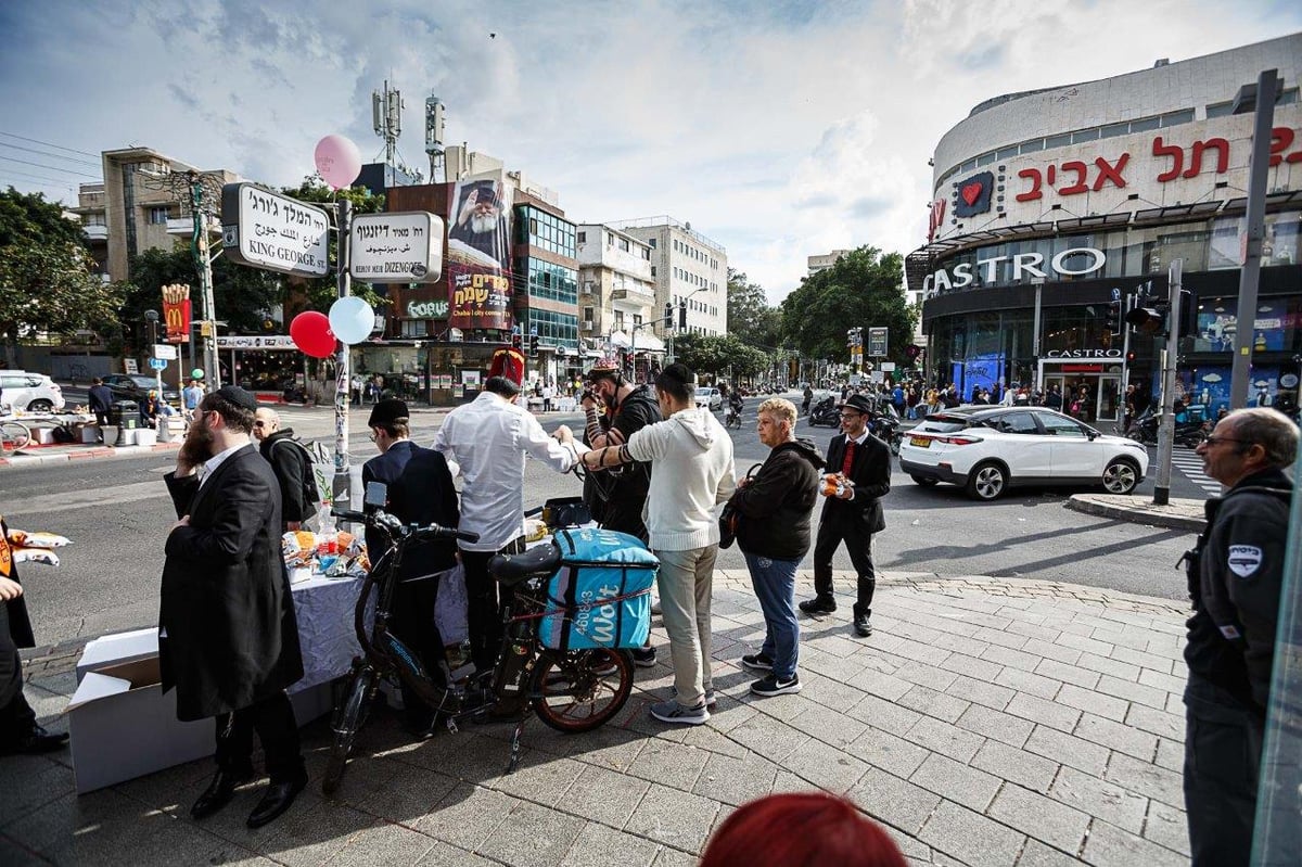 בעקבות ההסכם השערורייתי: אלפים מניחים תפילין בתל אביב