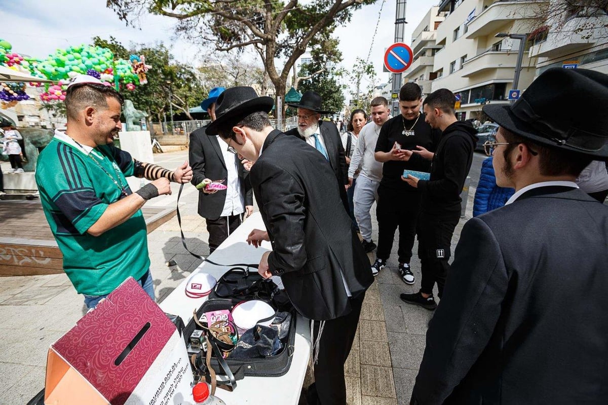 בעקבות ההסכם השערורייתי: אלפים מניחים תפילין בתל אביב