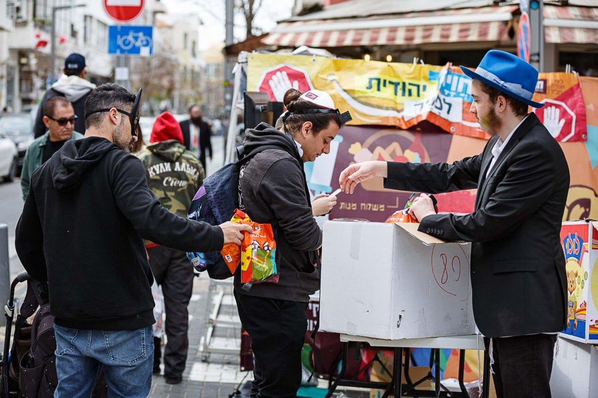 בעקבות ההסכם השערורייתי: אלפים מניחים תפילין בתל אביב