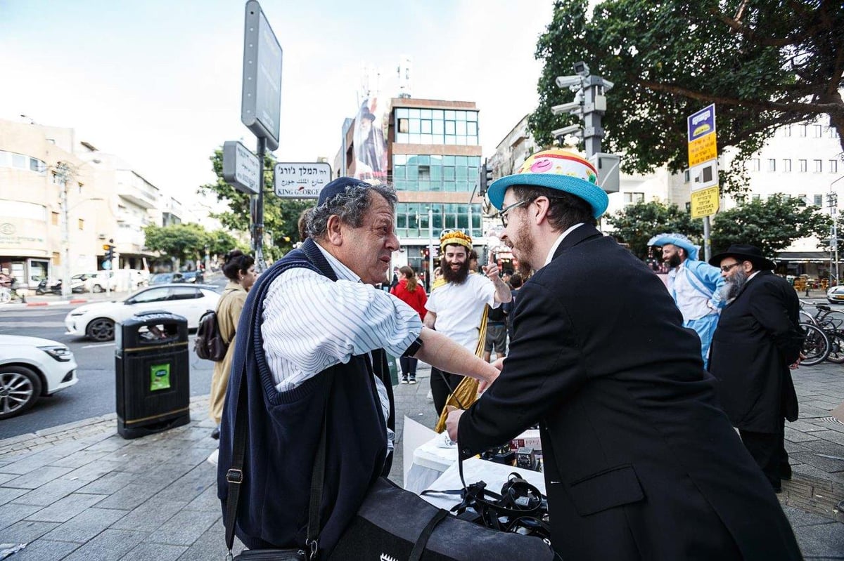 בעקבות ההסכם השערורייתי: אלפים מניחים תפילין בתל אביב