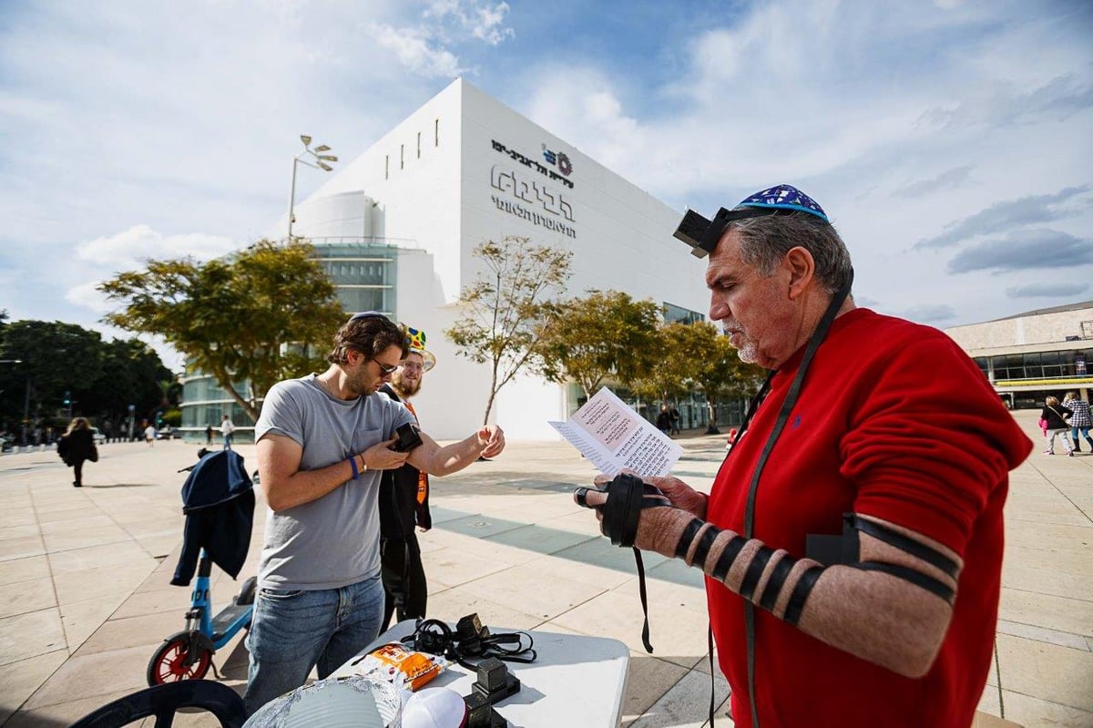 בעקבות ההסכם השערורייתי: אלפים מניחים תפילין בתל אביב