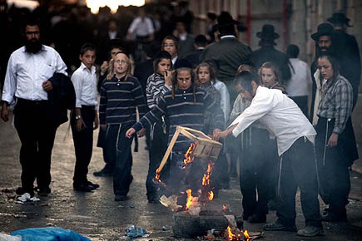 דם ואש ותמרות עשן: מאות מפגינים, 5 נפצעו