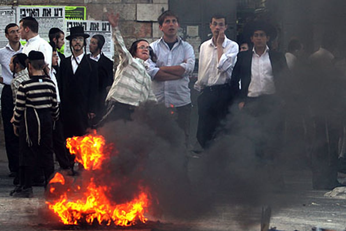 דם ואש ותמרות עשן: מאות מפגינים, 5 נפצעו