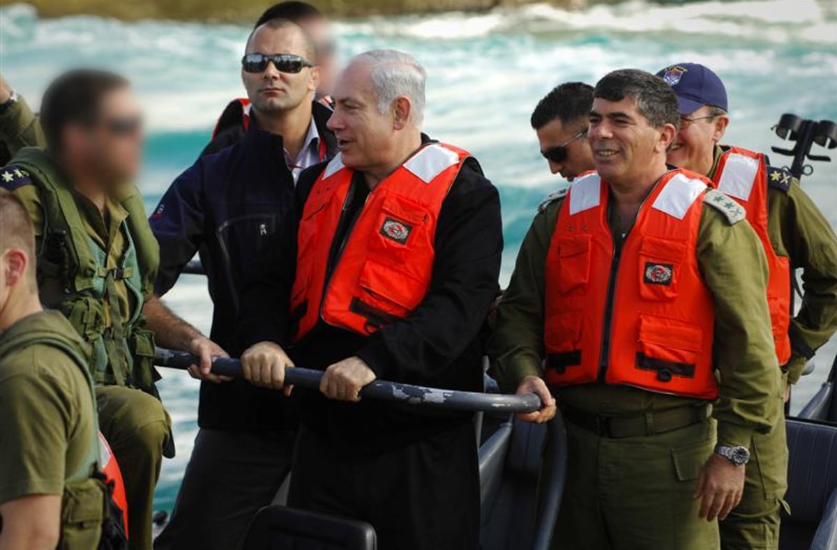 וידאו: ראש-הממשלה כמעט ונפל לים