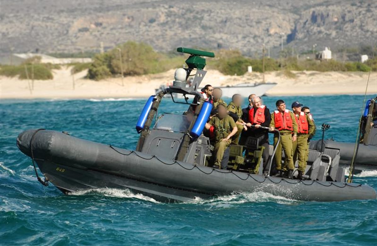 וידאו: ראש-הממשלה כמעט ונפל לים