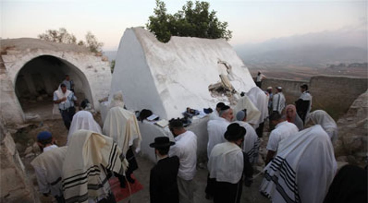 המתפללים בעת תפילת ותיקין.