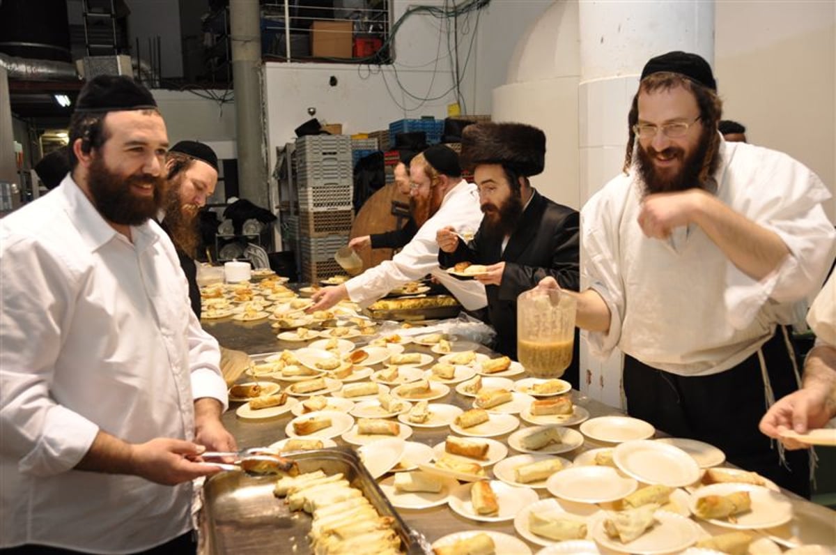 שמחת סערט ויזניץ: האדמו"ר ואלפי חסידים