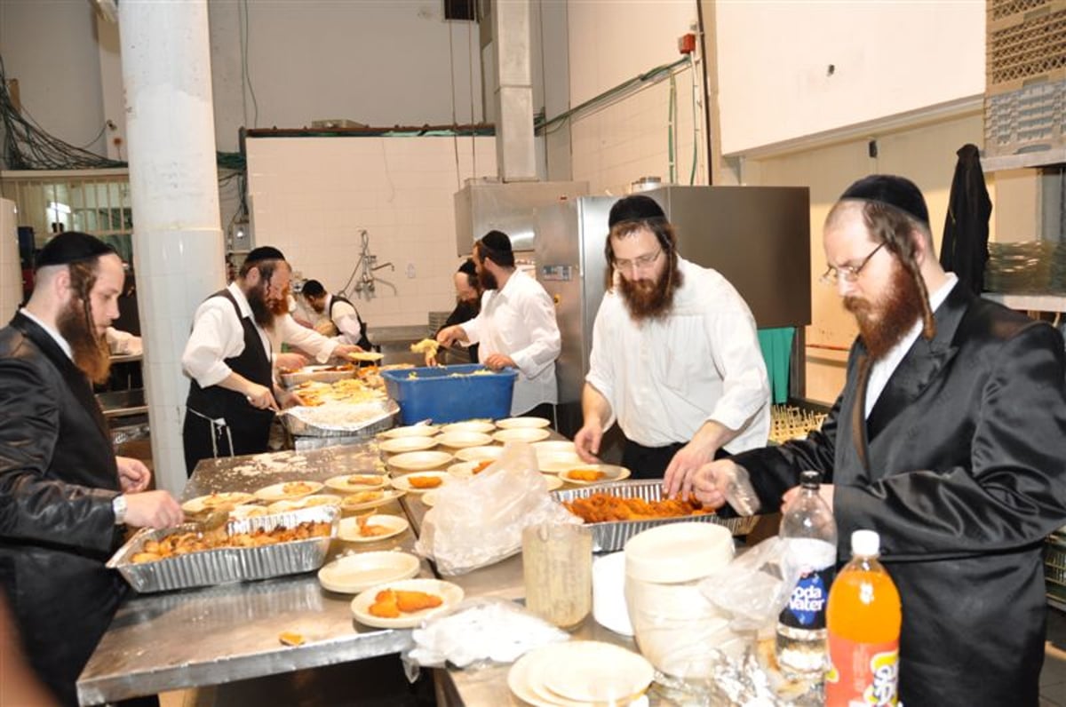 שמחת סערט ויזניץ: האדמו"ר ואלפי חסידים