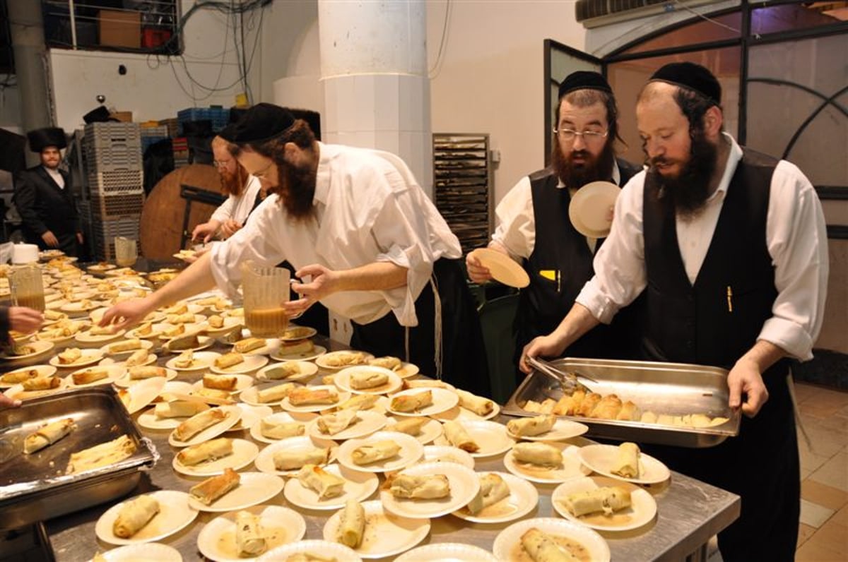 שמחת סערט ויזניץ: האדמו"ר ואלפי חסידים