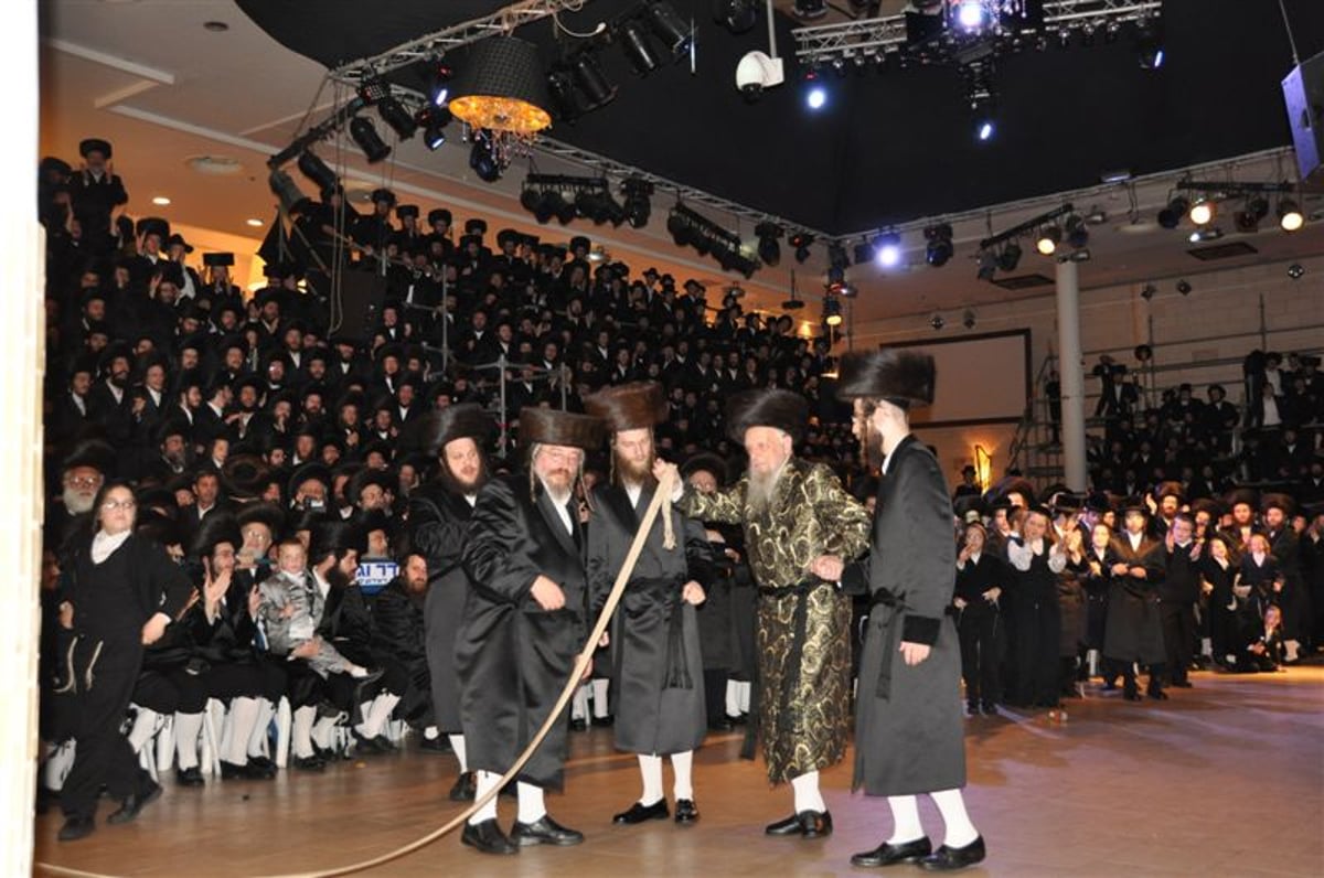 שמחת סערט ויזניץ: האדמו"ר ואלפי חסידים