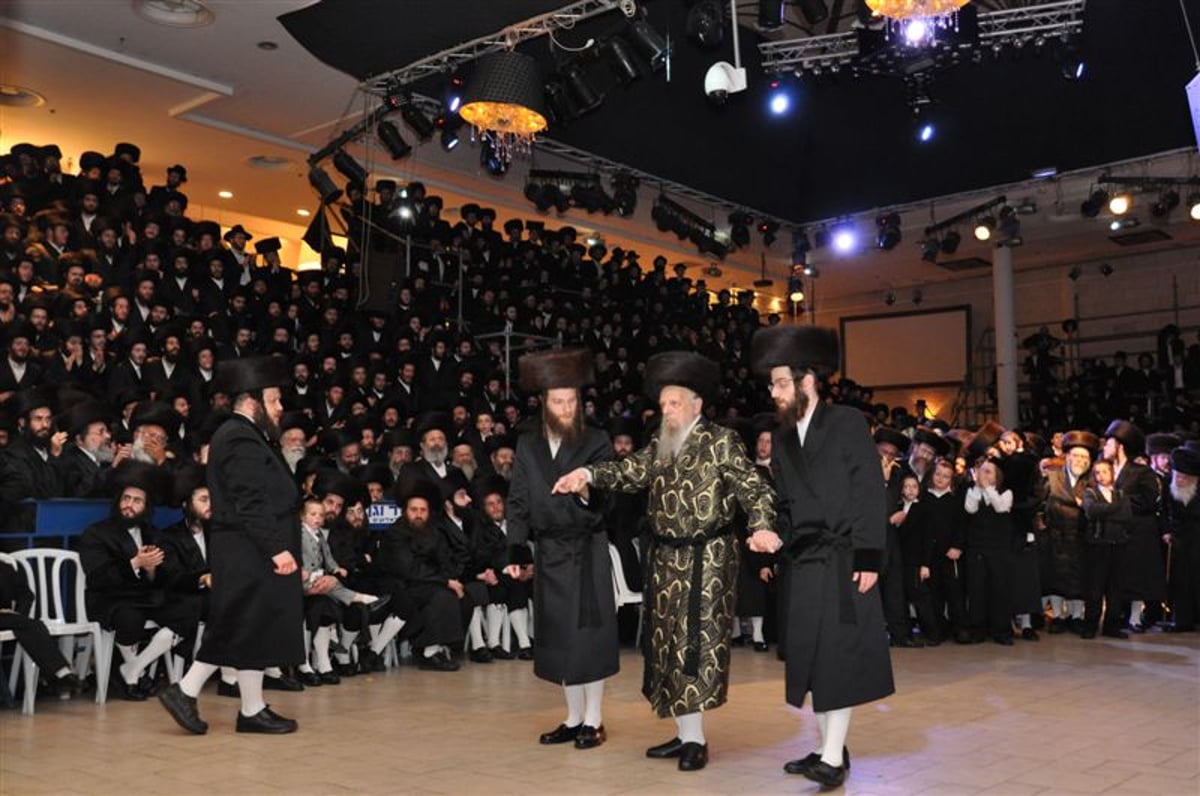 שמחת סערט ויזניץ: האדמו"ר ואלפי חסידים