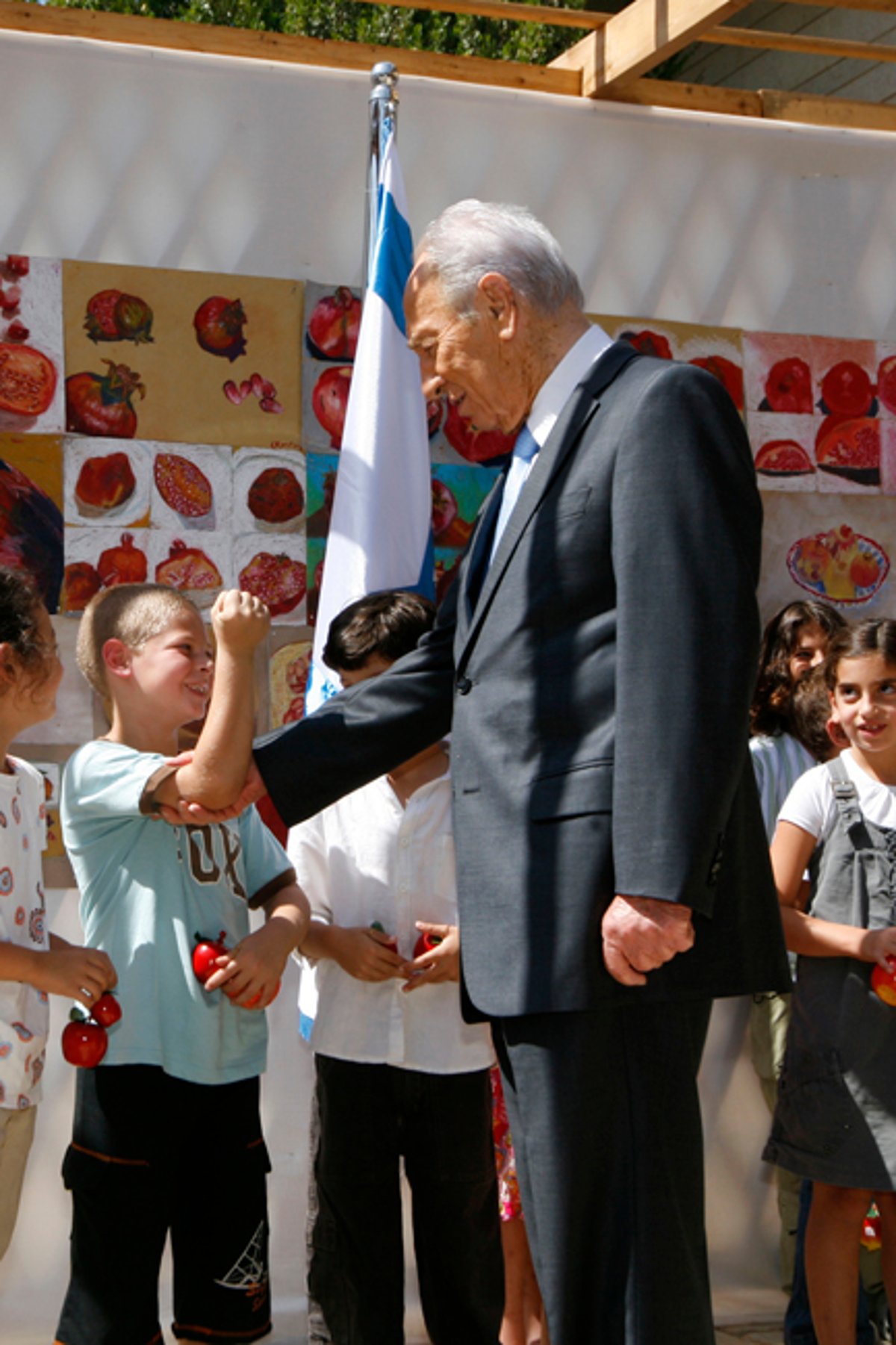 לא מחכה לחג: פרס החל לארח בסוכה