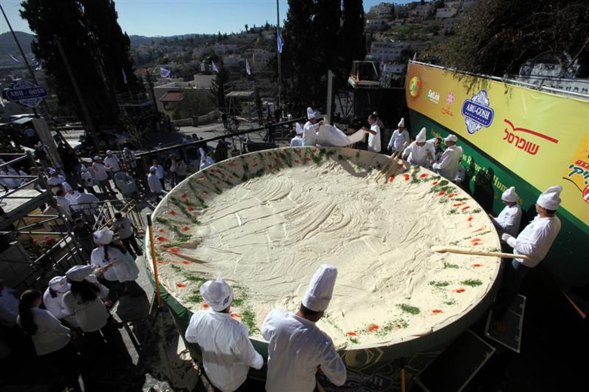 צפו: כך הוכנה צלחת החומוס העולמית