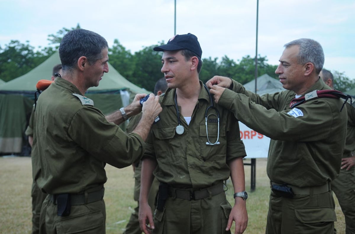 מפקד פיקוד העורף, אלוף יאיר גולן, וקצין הרפואה הראשי, תת אלוף ד"ר נחמן אש העניקו היום דרגות רב-סרן לד"ר אלון גרוסמן