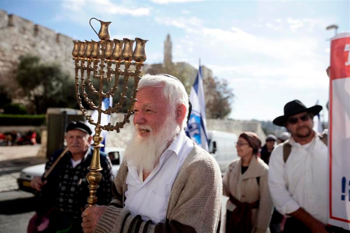 קבוצת תמהונים הפגינה: "לשחרר את הר-הבית"