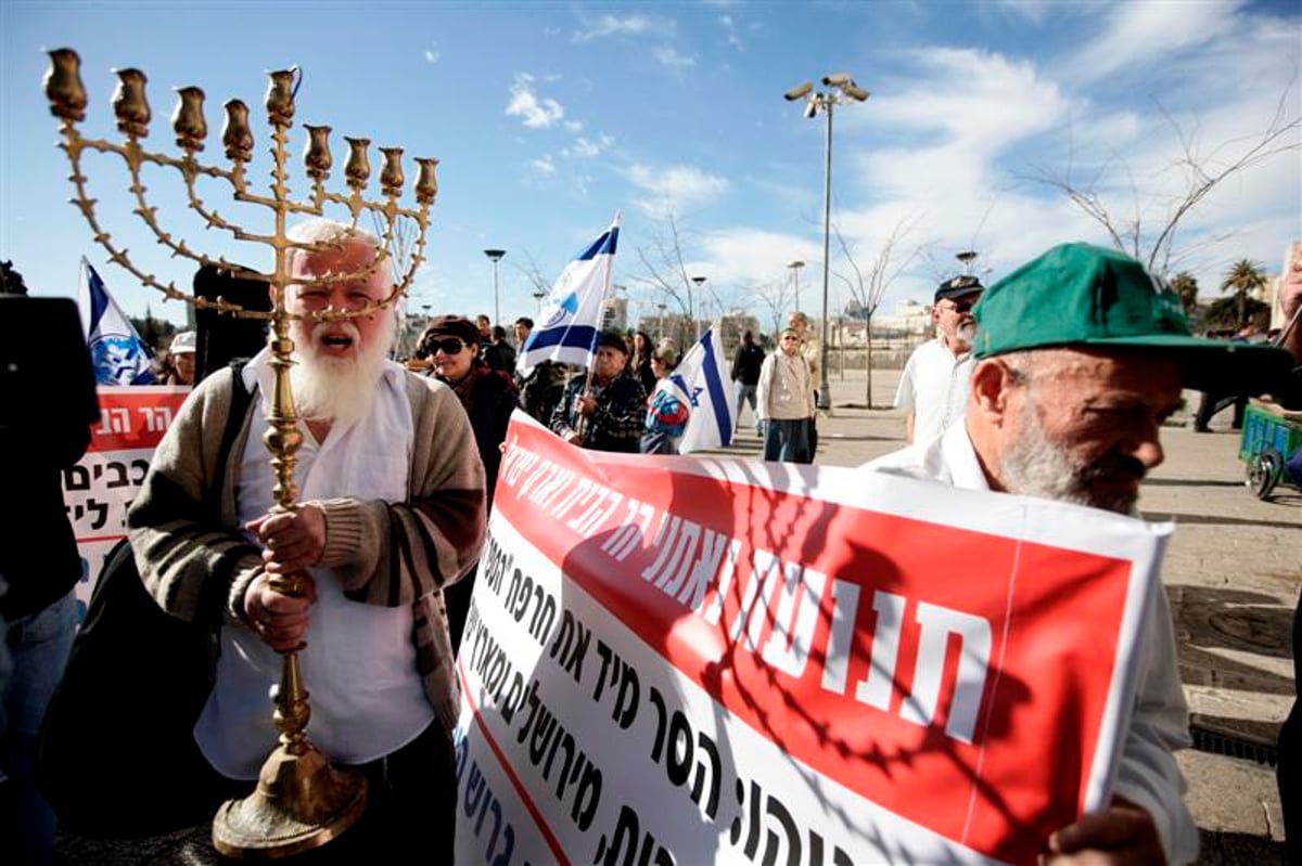 קבוצת תמהונים הפגינה: "לשחרר את הר-הבית"