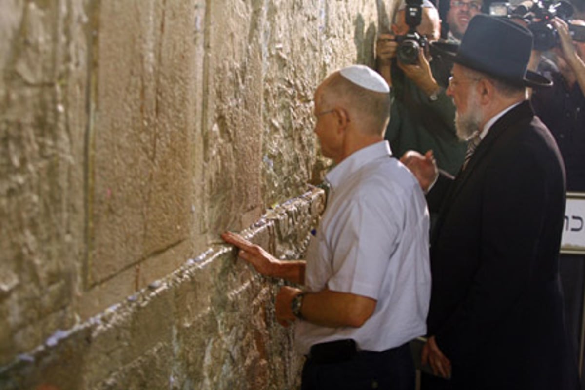 בין אלפי המתפללים: ערבי עם כאפייה