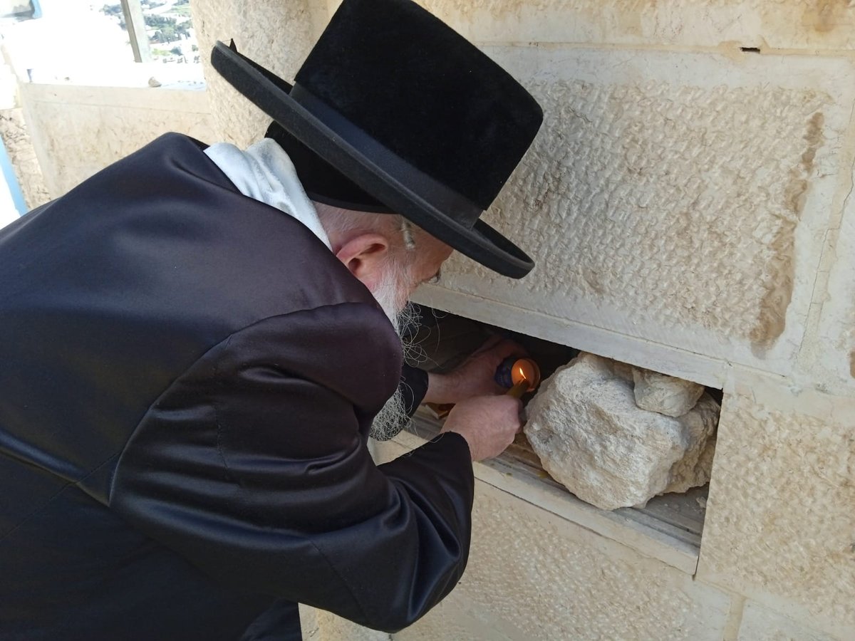 האדמו"ר מבוטושאן על ציון אביו בהר הזיתים