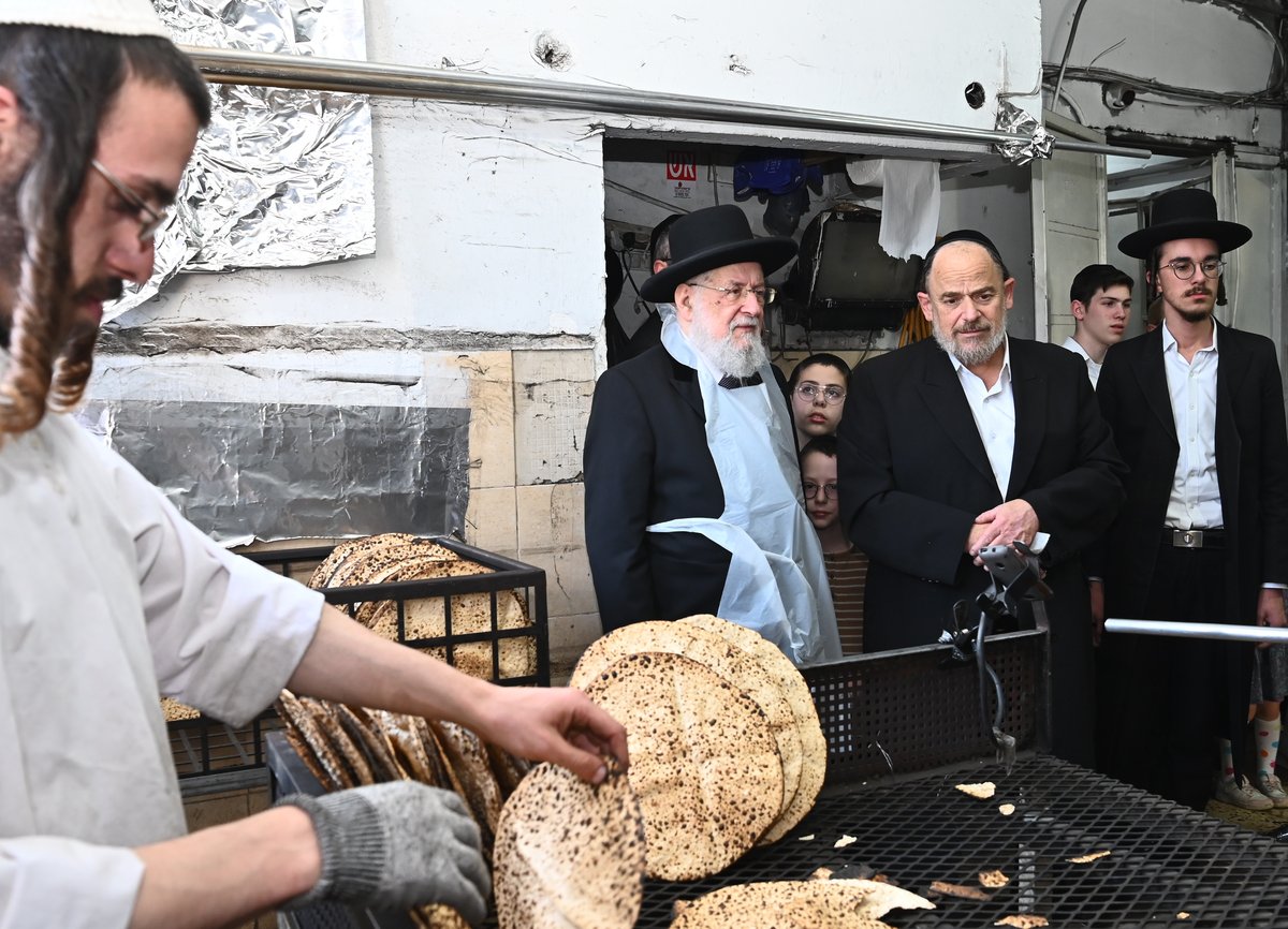 הרב ישראל מאיר לאו באפיית מצות