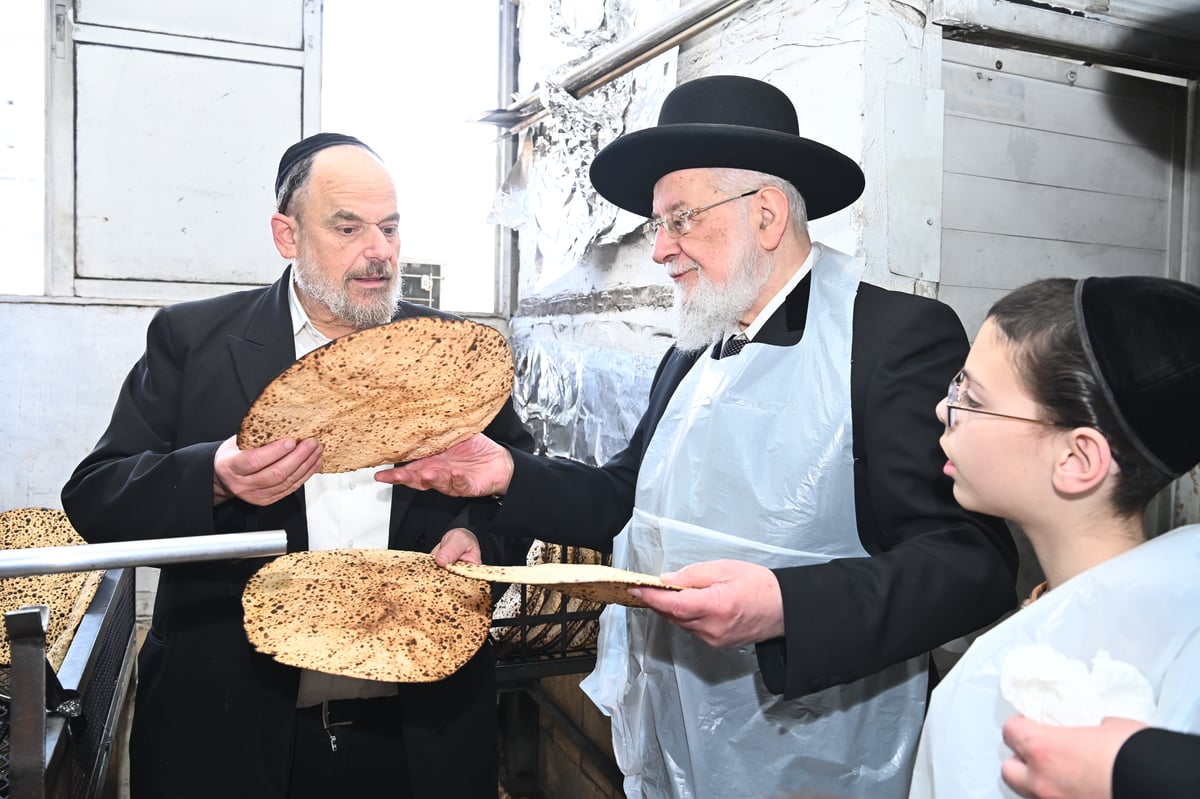 הרב ישראל מאיר לאו באפיית מצות