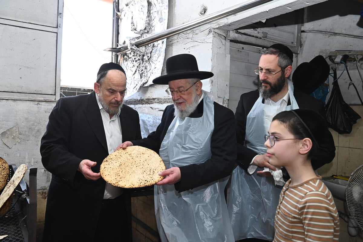 הרב ישראל מאיר לאו באפיית מצות