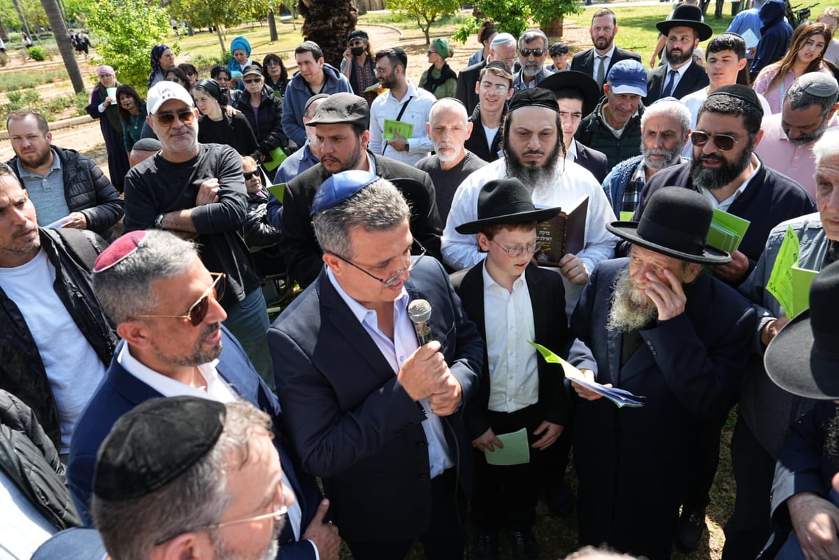 קידוש ה' בגן הציבורי ברמת גן - מאות התאספו לברכת האילנות 