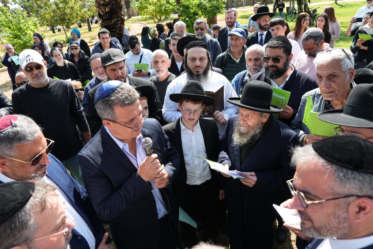 קידוש ה' בגן הציבורי ברמת גן - מאות התאספו לברכת האילנות 