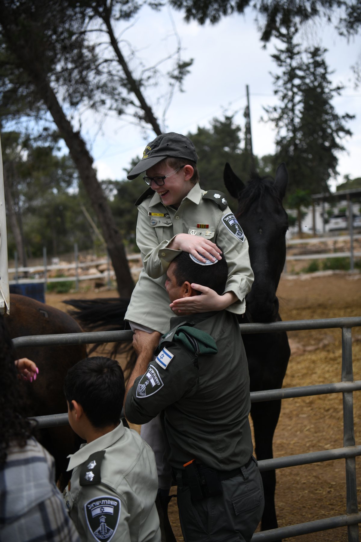 בנו של החטוף וילדי נחל עוז הפכו ללוחמי מג"ב | תיעוד