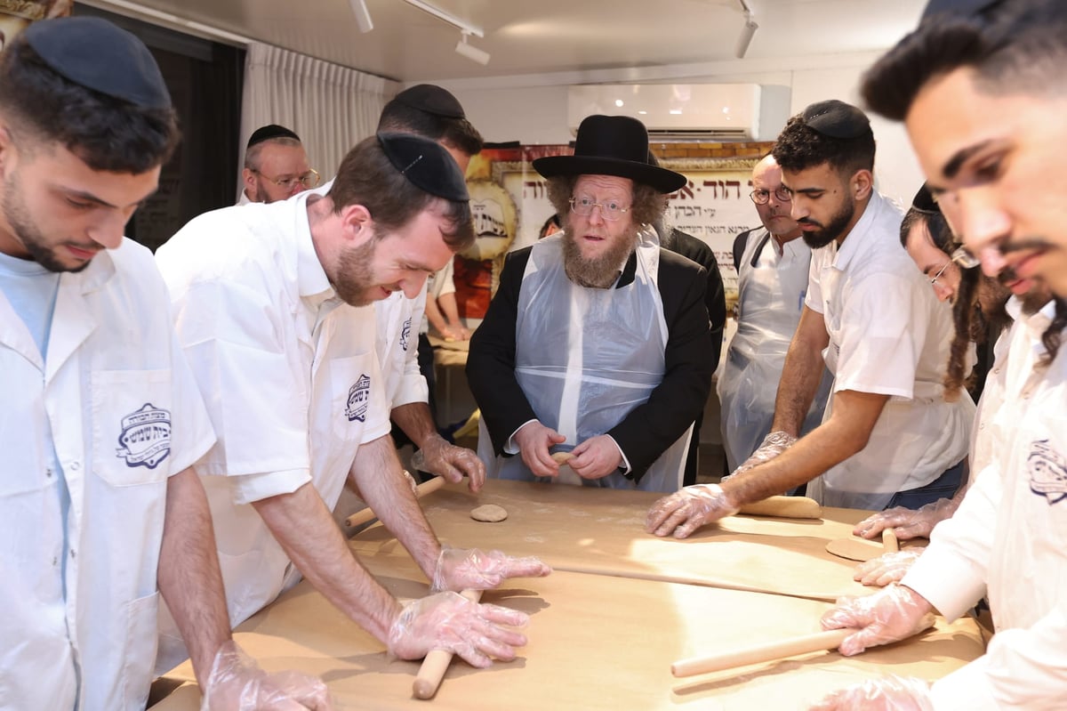 הגרש"ב סורוצקין באפיית מצות במעונו של הגר"ד קוק ותיעוד משאיבת "מים שלנו" ע"י הגר"ד קוק מהכנרת