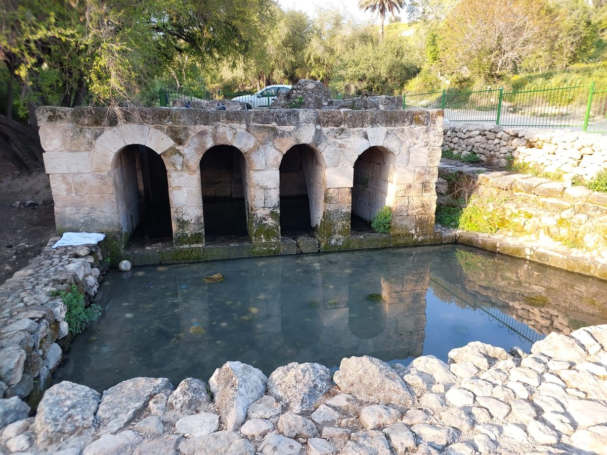 מעין בית הקשתות