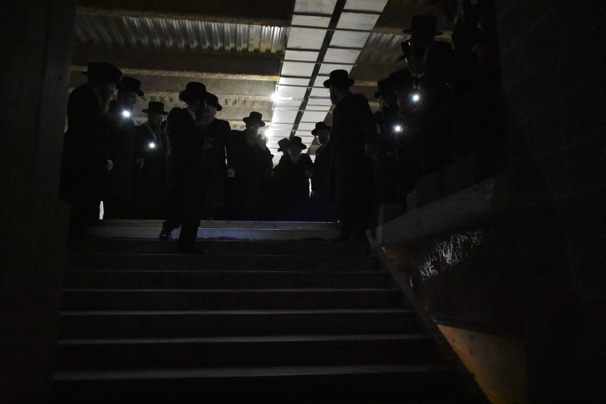 האדמו"ר מויזניץ בביקור בשיכון סקווירא