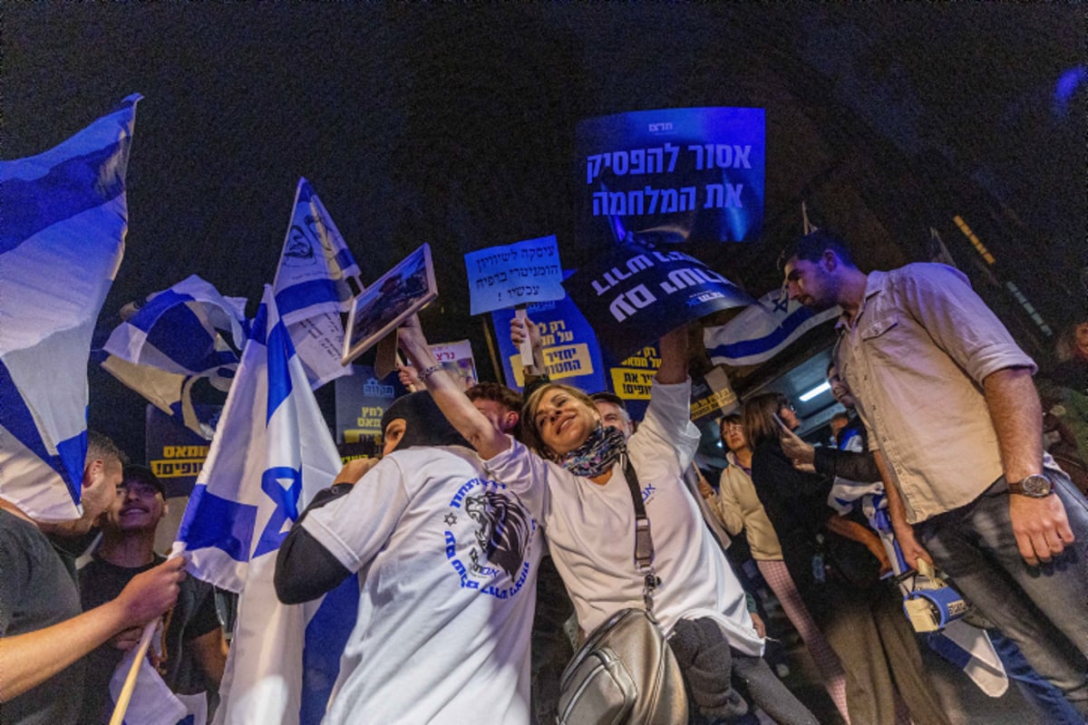 אביו של החטוף מול בית נתניהו: "תכה בחמאס עד הסוף!"