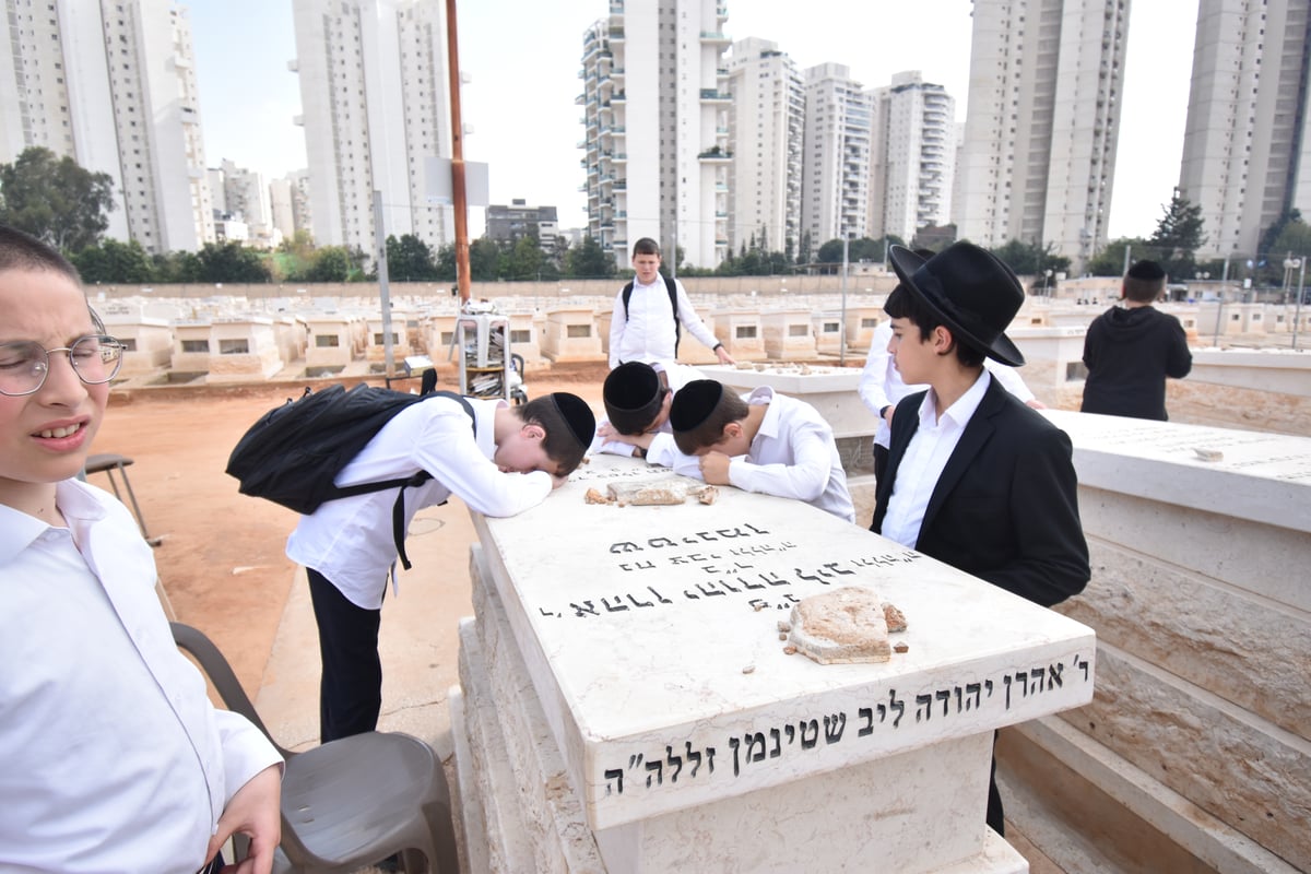 ילדי החמד על קברו של ראש הישיבה זצ"ל