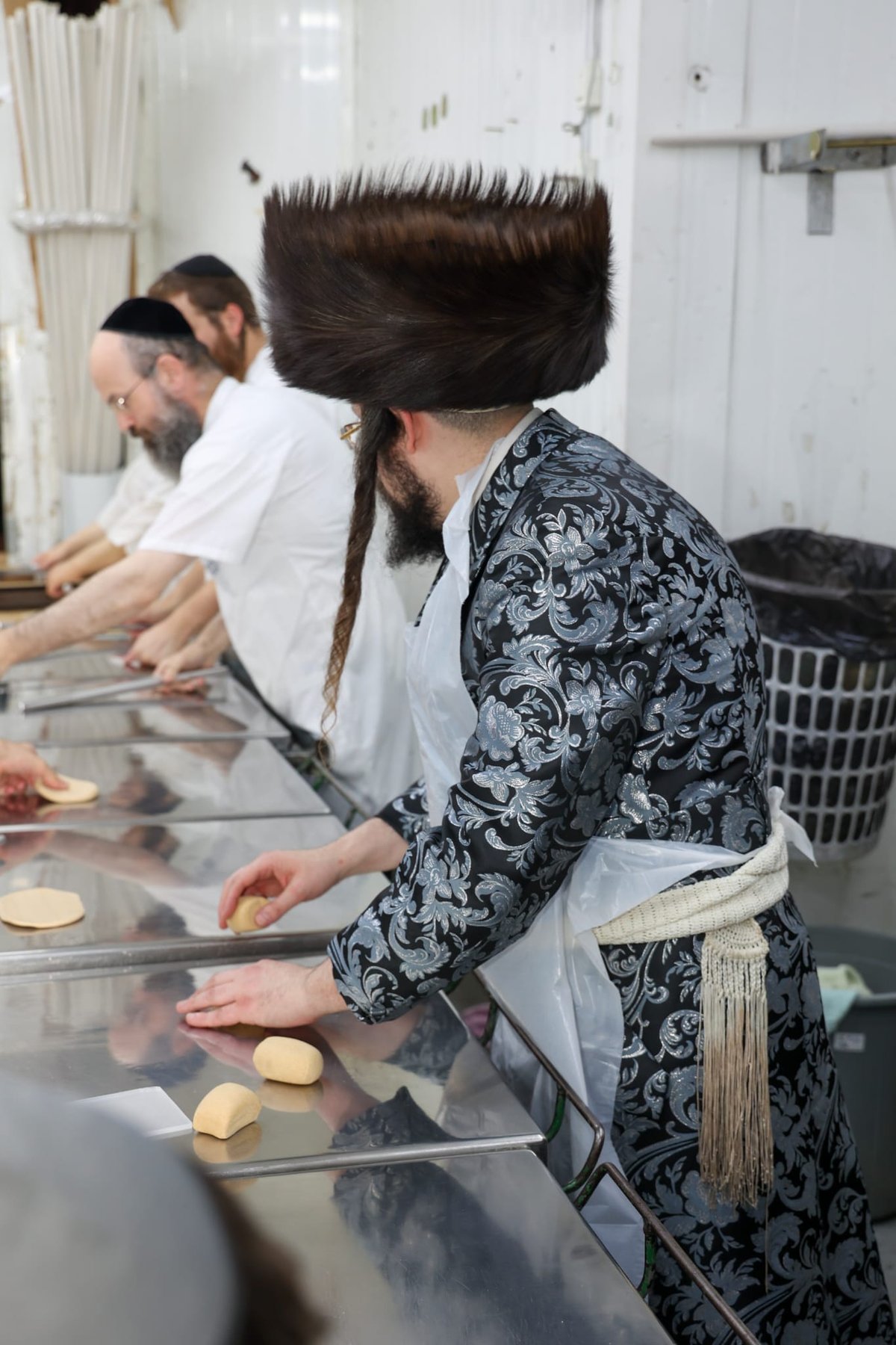 האדמו"ר ממעזבוז באפיית מצות