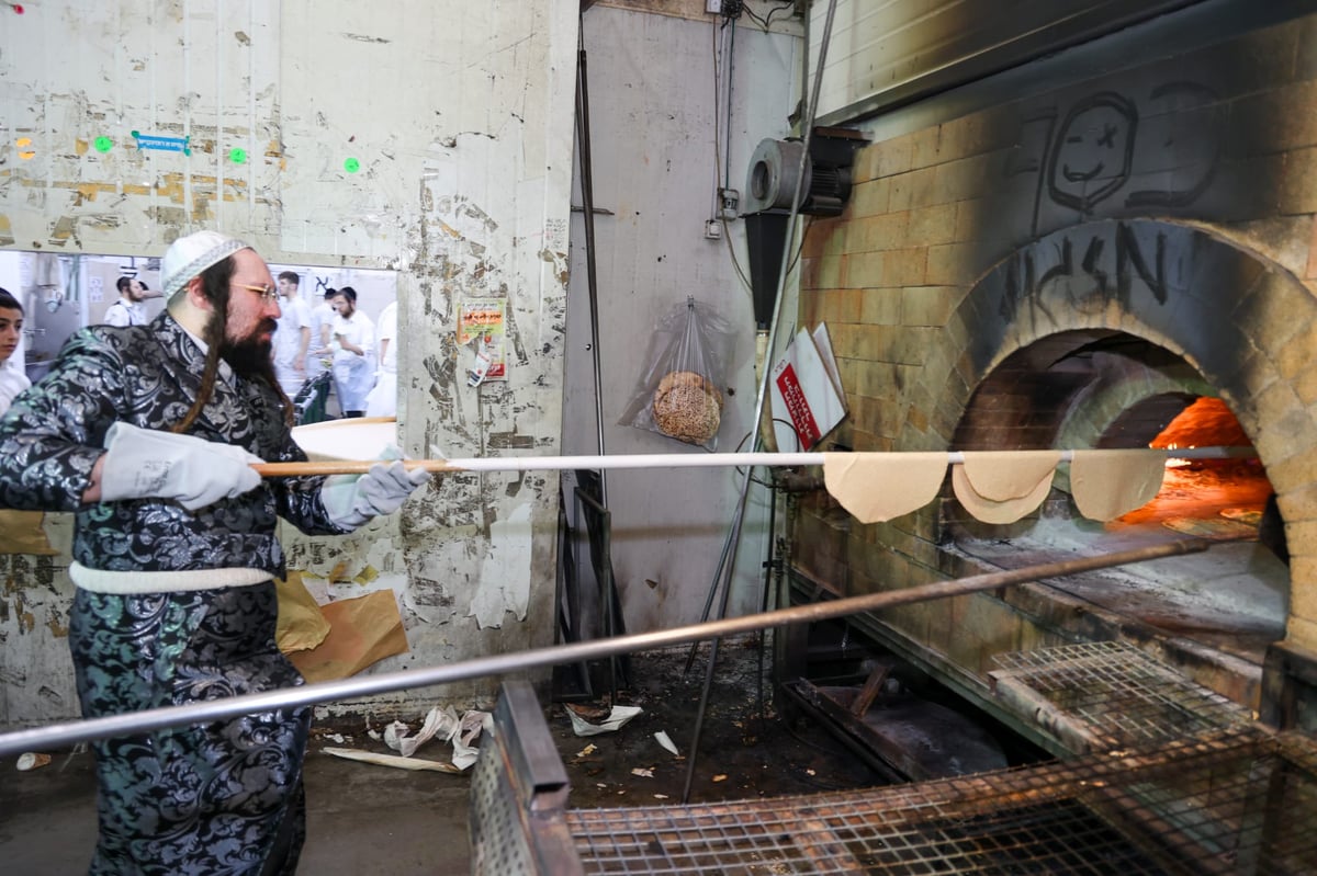 האדמו"ר ממעזבוז באפיית מצות