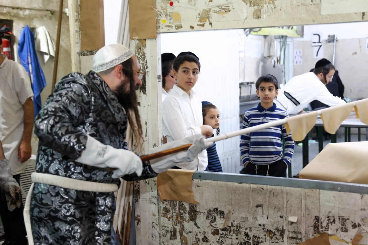 האדמו"ר ממעזבוז באפיית מצות