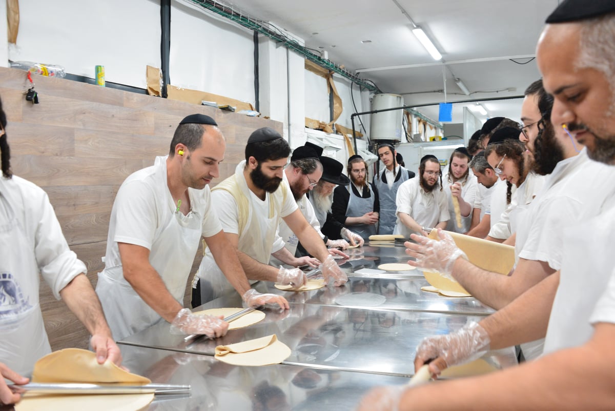 האדמו"ר משומרי אמונים אשדוד באפיית מצות