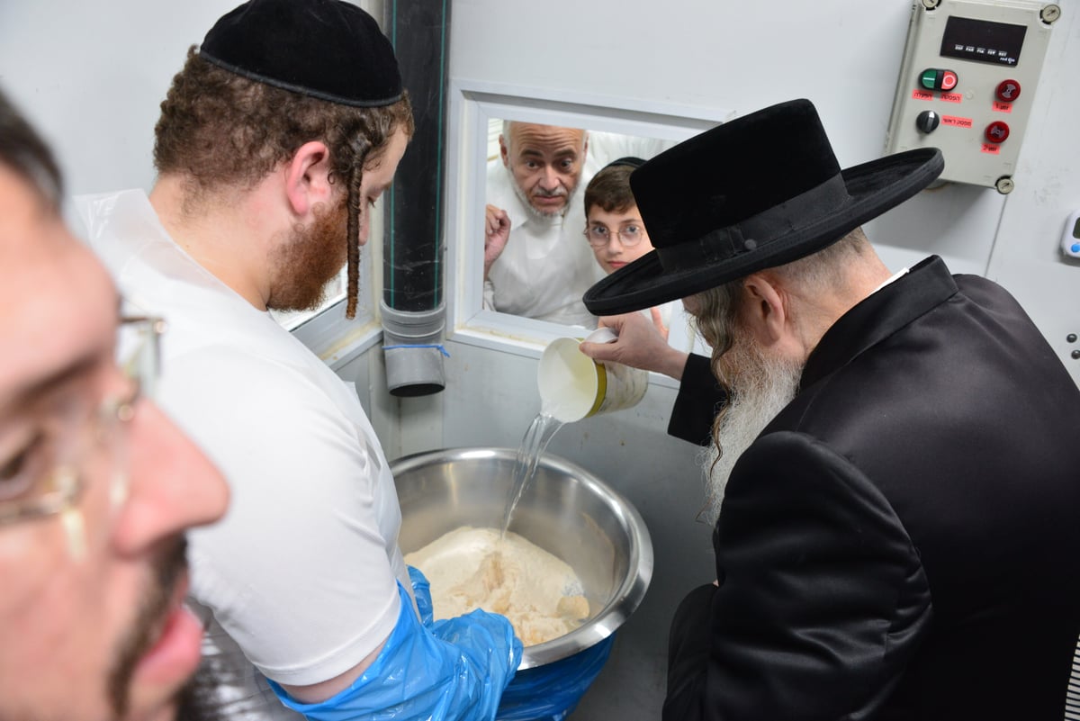 האדמו"ר משומרי אמונים אשדוד באפיית מצות