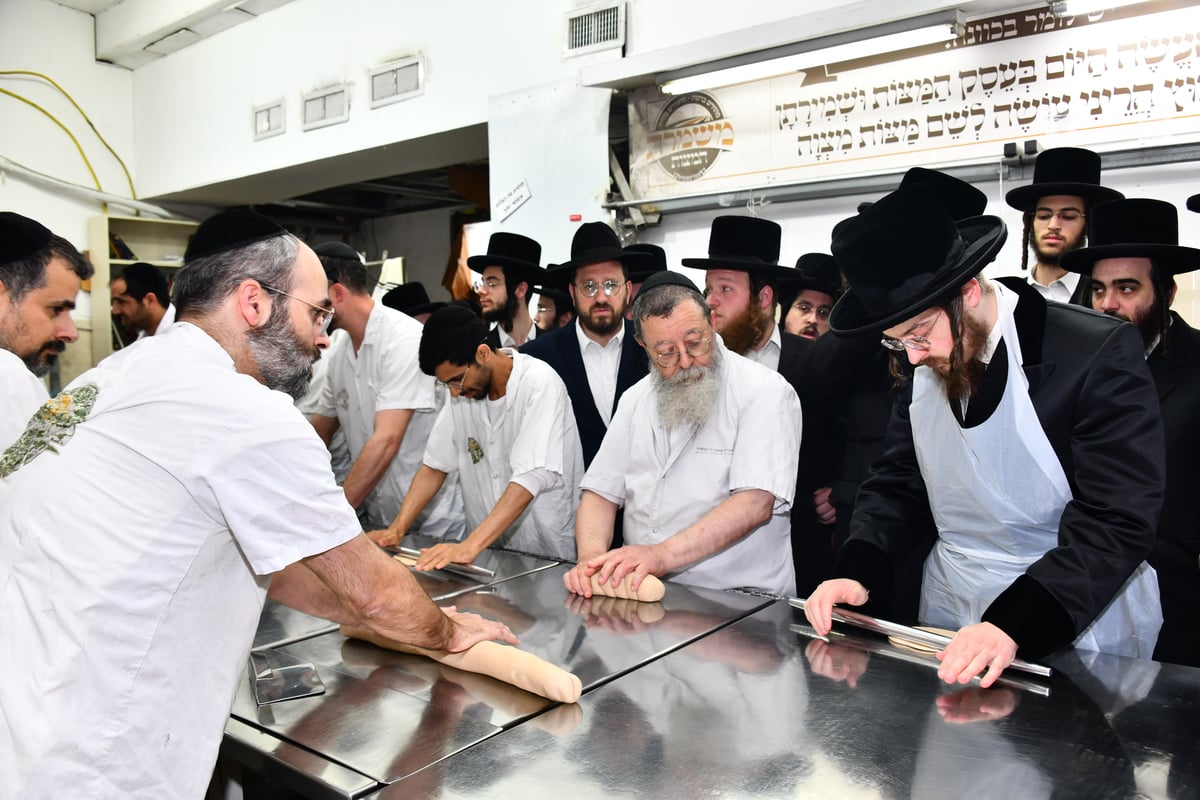 האדמו"ר מסאדיגורה באפיית המצות 