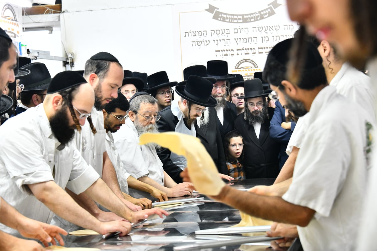 האדמו"ר מסאדיגורה באפיית המצות 